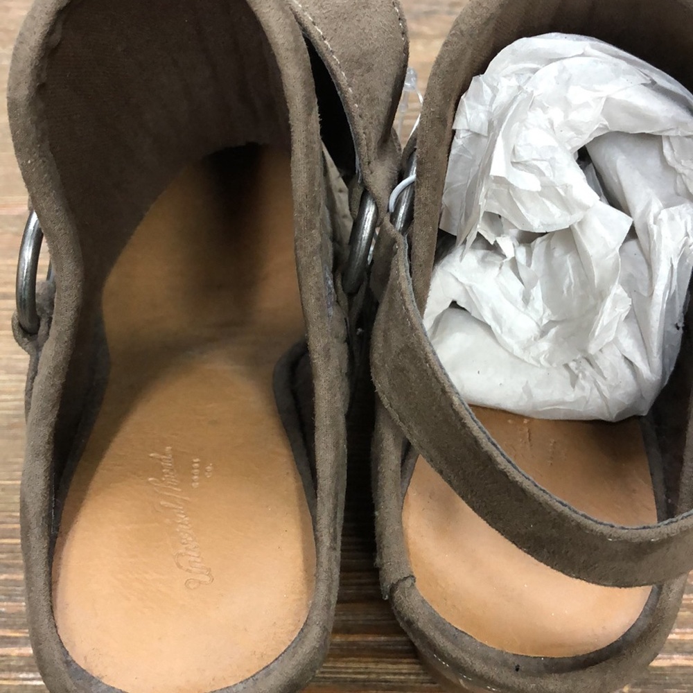 Universal Thread Size 8 “ Heel Nwt Color Taupe/Ol… - image 6